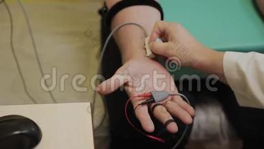 男医生用医疗器械检查病人。